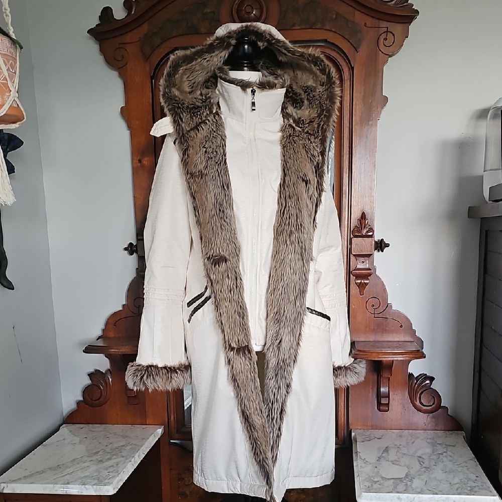 Women's Cream Hooded Ski Jacket with Faux Fur Trim